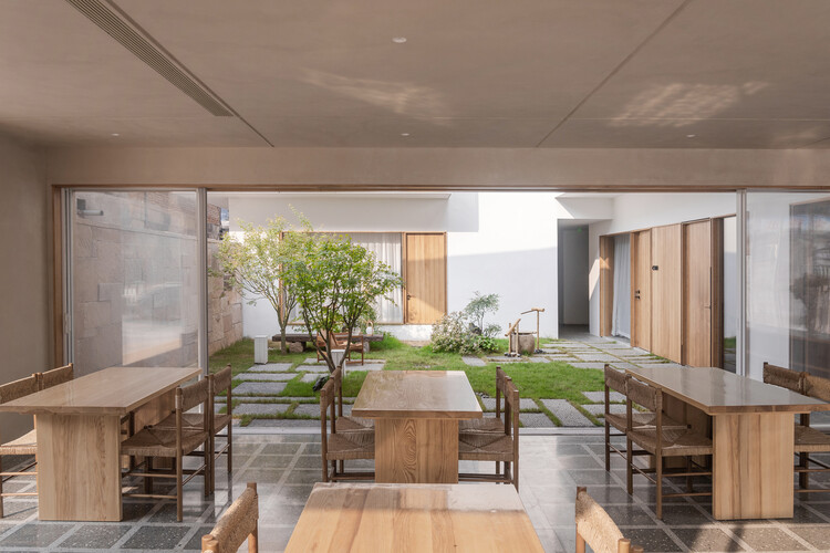 Linzhou Guojiazhuang Homestay Hotel / Atelier Shen - Интерьерная фотография, столовая, дерево