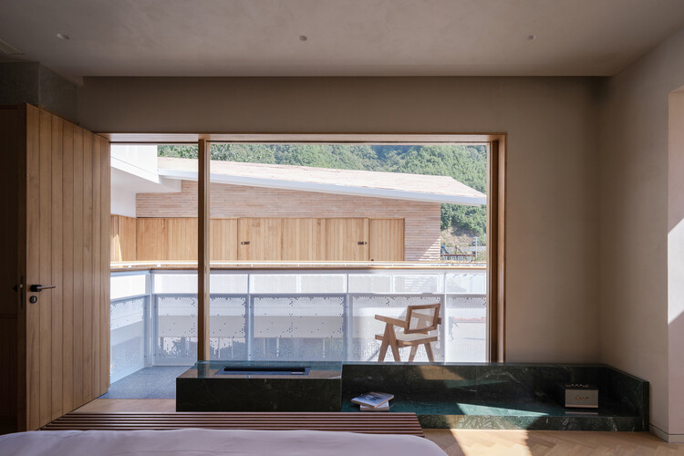 Linzhou Guojiazhuang Homestay Hotel / Atelier Shen - Интерьерная фотография, лес, балкон