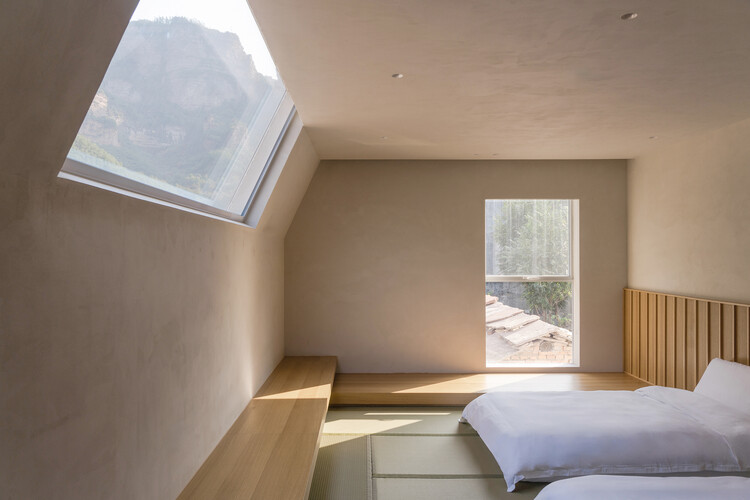 Linzhou Guojiazhuang Homestay Hotel / Atelier Shen - Интерьерная фотография, спальня, дерево, кровать