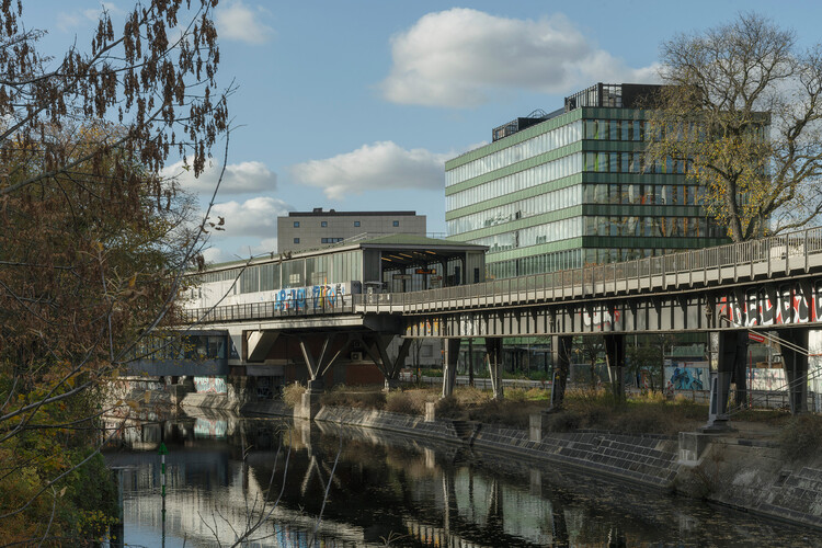 Die Macherei Building Ensemble / Sauerbruch Hutton - внешняя фотография, набережная, луч