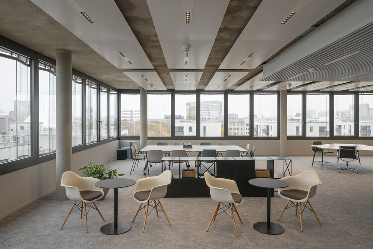 Die Macherei Building Ensemble / Sauerbruch Hutton - Интерьерная фотография, столовая, стул, стекло