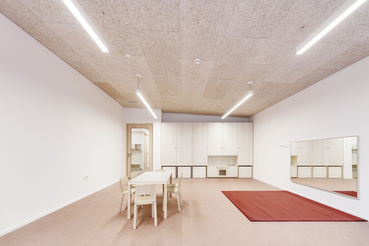 Детский сад и дневной центр / Roland Baldi Architects - изображение 11 из 35