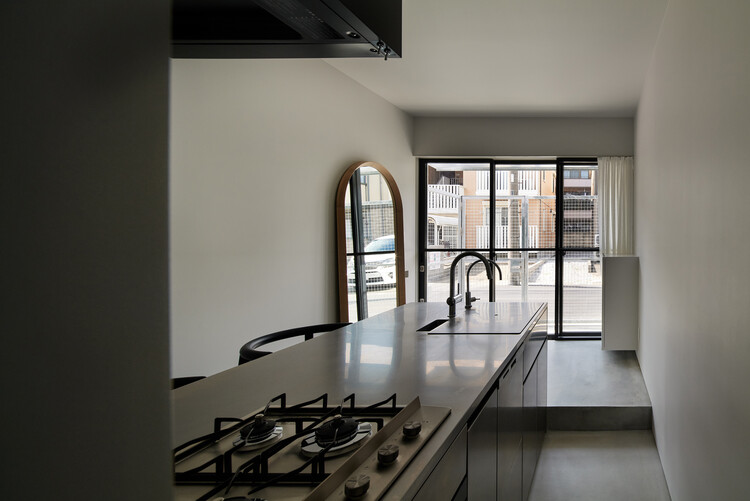 Retreat House / Arii Irie Architects - Интерьерная фотография, кухня, столешница, стекло, раковина