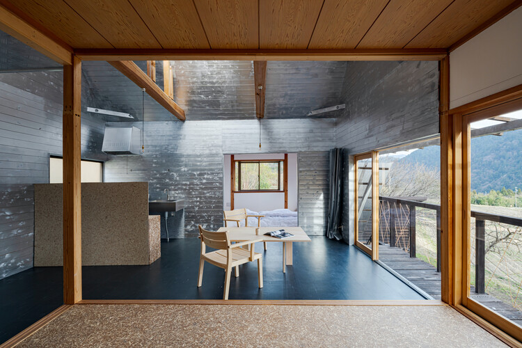 Villa Nagiso Reportion / Otaa.llc - Интерьерная фотография, дерево, луч