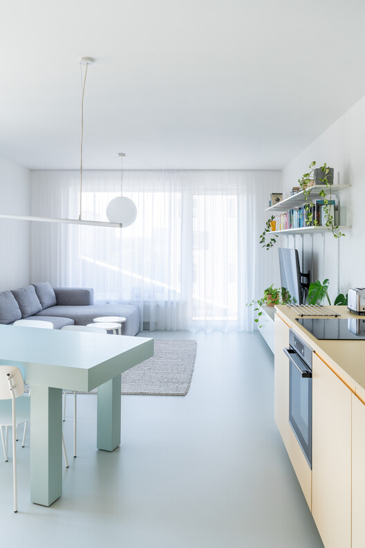 Квартира B / Grau Architects - Интерьерная фотография, кухня, дерево, освещение, стул, стекло