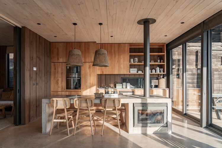 HRMTZ House / O2 Arquitectos - Интерьерная фотография, кухня, дерево, луч, стул