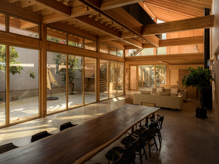 LEI HOMESTAY / ARCHSTUDIO - Внутренняя фотография, столовая, дерево, луч