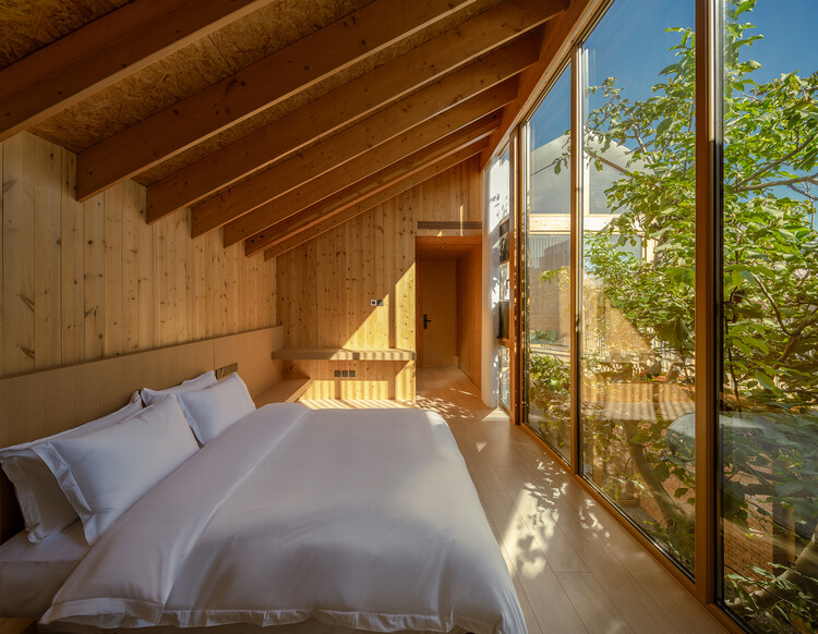 LEI HOMESTAY / ARCHSTUDIO - Внутренняя фотография, спальня, дерево