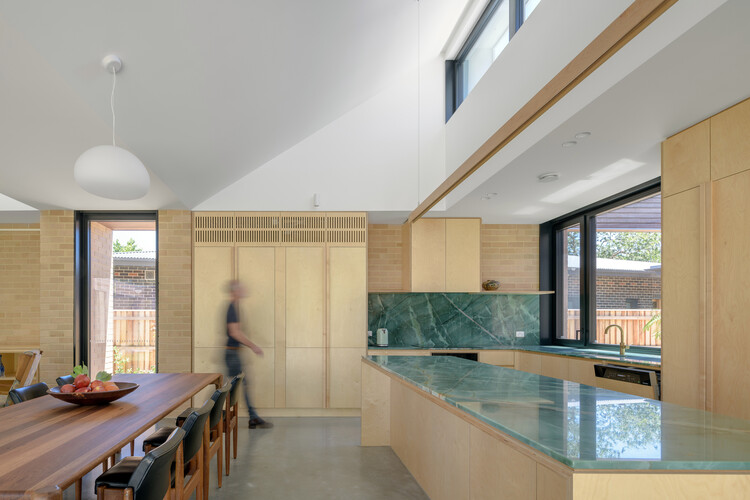 Hackett Gardens House / Ben Walker Architects - Интерьерная фотография, кухня, дерево, столешница, дверь