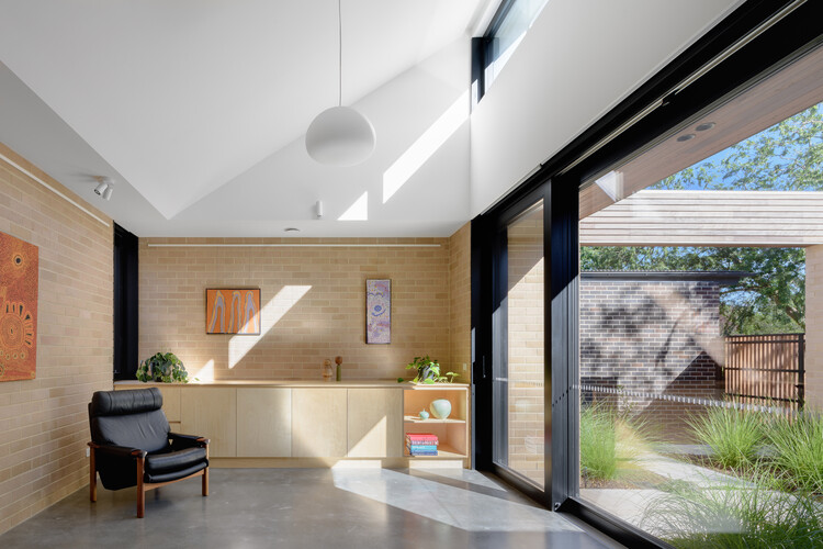 Hackett Gardens House / Ben Walker Architects - Интерьерная фотография, дерево, дверь, стекло, стул