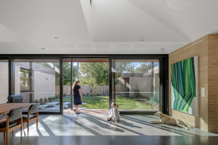 Hackett Gardens House / Ben Walker Architects - Интерьерная фотография, дверь, стекло, бетон, двор