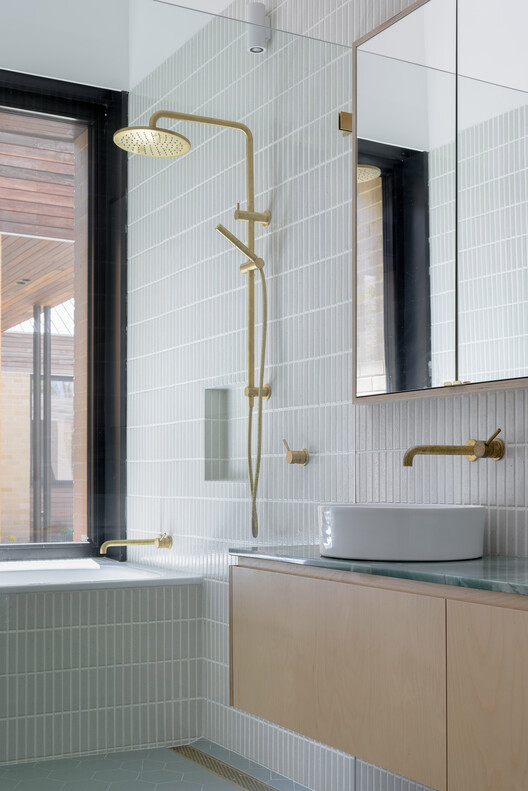 Hackett Gardens House / Ben Walker Architects - Интерьерная фотография, ванная комната, душ, раковина