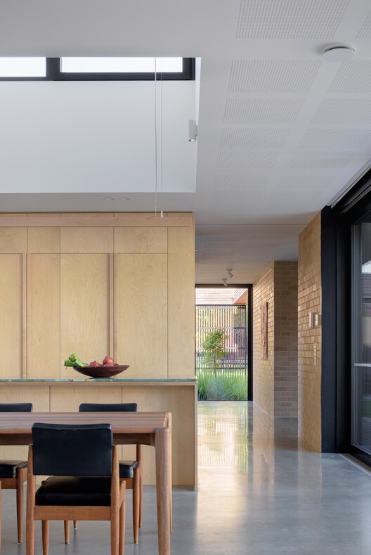 Hackett Gardens House / Ben Walker Architects - Интерьерная фотография, дерево, дверь, стекло, стул