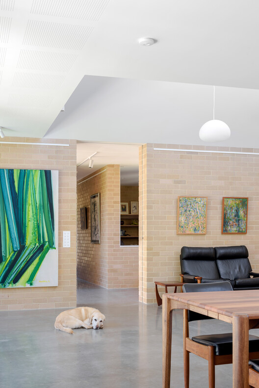 Hackett Gardens House / Ben Walker Architects - Интерьерная фотография, дерево, освещение, стул, стекло
