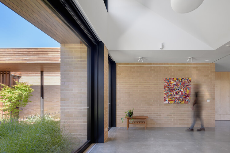 Hackett Gardens House / Ben Walker Architects - Интерьерная фотография, дерево, дверь, бетон