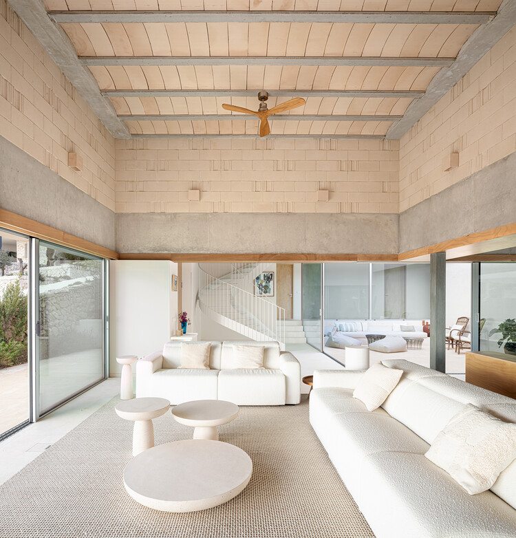 Bundle House / Nomo Studio - Интерьерная фотография, гостиная, луч