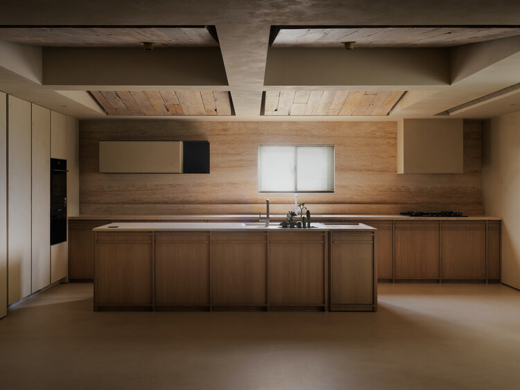 Новая резиденция Journey / Wei Yi International Design Associates - Интерьерная фотография, кухня, дерево, столешница