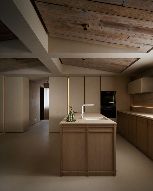 Новая резиденция путешествия / Wei Yi International Design Associates - Интерьерная фотография, кухня, древесина