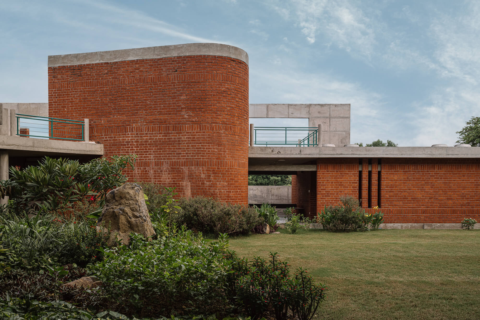Sail Center / Studio Naqshbandi