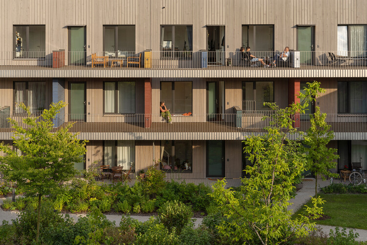 Franklin Village / Sauerbruch Hutton - Экстерьерная фотография, фасад, балкон, бетон, двор
