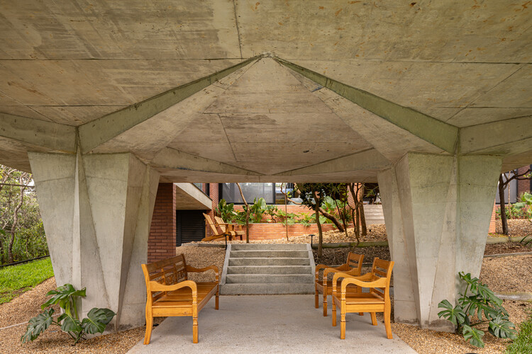 Дом 7 деревьев / Hersen Mendes Arquitetura - изображение 5 из 26