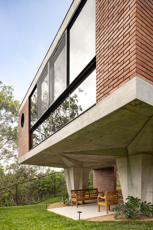 Дом 7 деревьев / Hersen Mendes Arquitetura - изображение 10 из 26