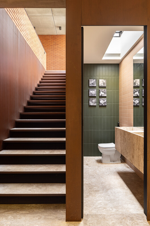 Дом 7 деревьев / Hersen Mendes Arquitetura - Интерьерная фотография, лестница, дерево
