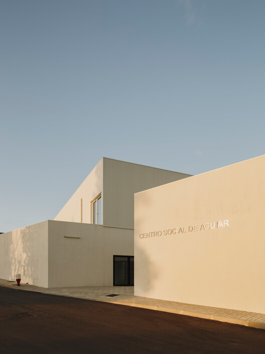 Aguiar Social Center / Pereira Miguel Arquitectos - изображение 1 из 16