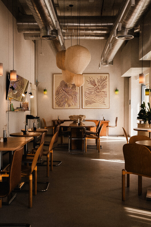 Alica Bakery / Studio Etienne Bastormagi - Интерьерная фотография, столовая, освещение, стул