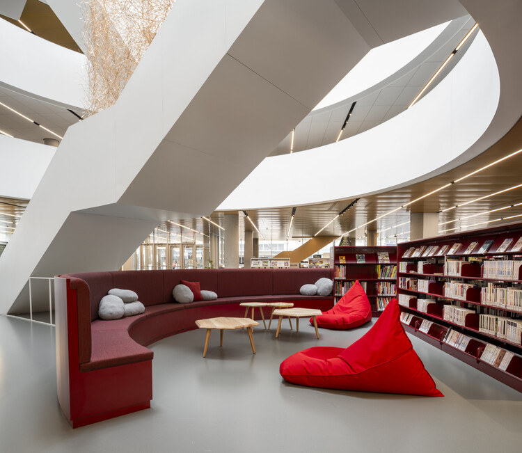 Библиотека Gabrielle -Roy / Saucier + Perrotte Architects + GLCRM Architectes - Интерьерная фотография, гостиная, стеллажи