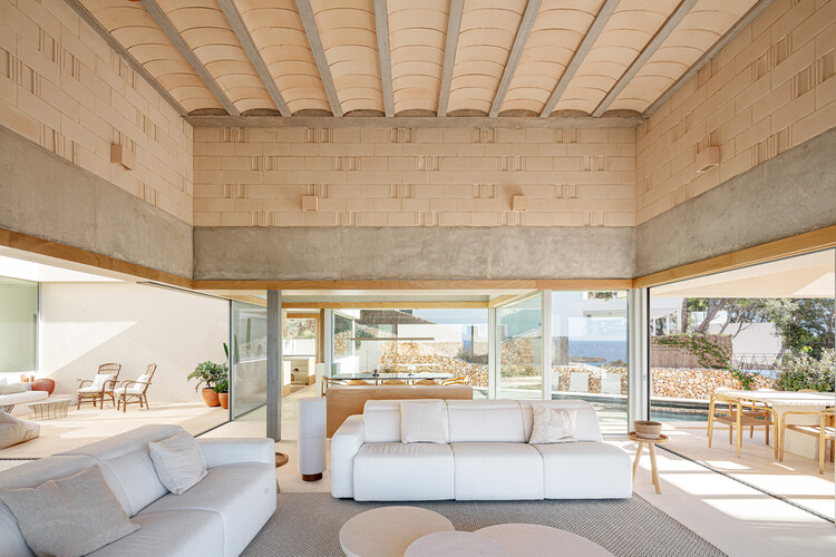 Bundle House / Nomo Studio - Интерьерная фотография, гостиная, бетон