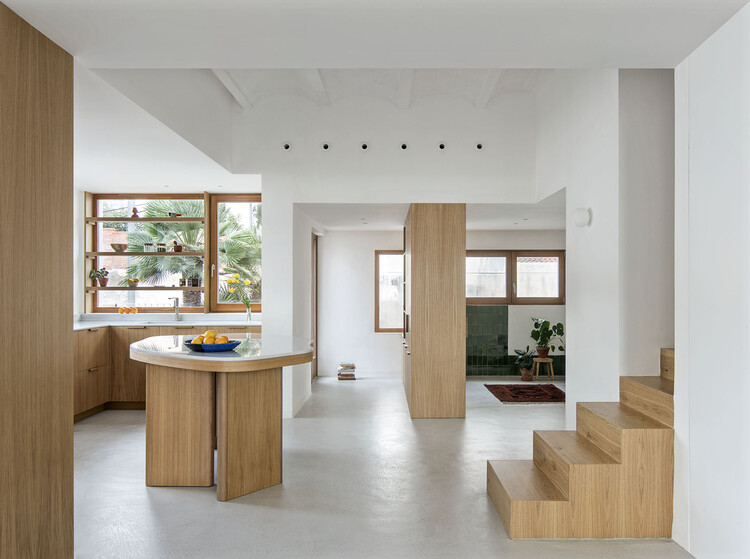 Ca na Baldu I En Diego / Atzur Arquitectura - Интерьерная фотография, кухня, дерево, стул