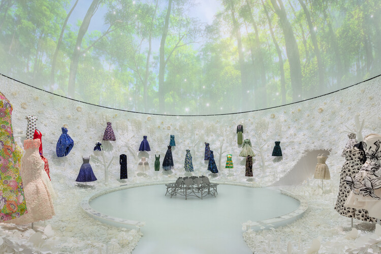 «Christian Dior: Designer of Dreams» открывается в Сеуле с дизайном выставки от OMA - изображение 1 из 24