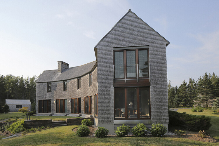 Дом на Deep Cove / Elliottarchitects - внешняя фотография, фасад, дверь, кирпич