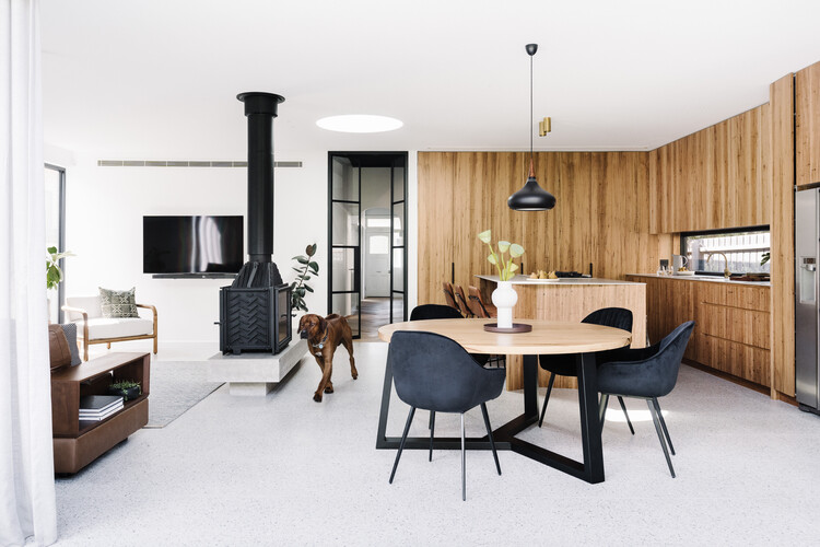Fitzroy North House / Buck & Simple - Интерьерная фотография, дерево, стол, стул, освещение, диван, столешница