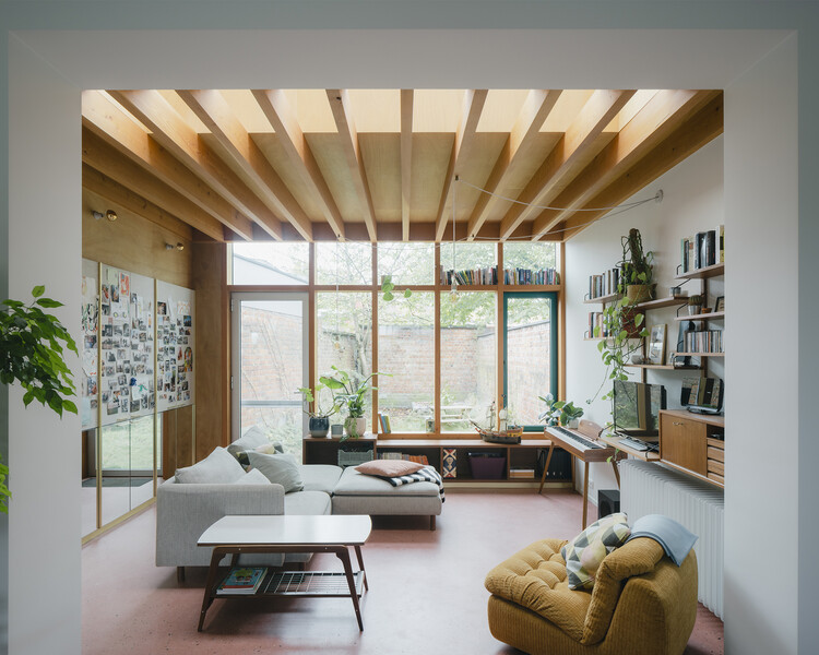 House Brus / Luchtschip Architectuur - Интерьерная фотография, гостиная, стеллажи, дерево, диван, освещение, стол, стул