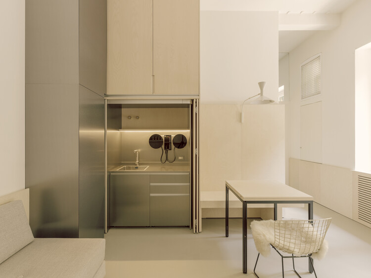 Isola Apartment / Archiplanstudio - Интерьерная фотография, кухня, дерево, освещение, кресло