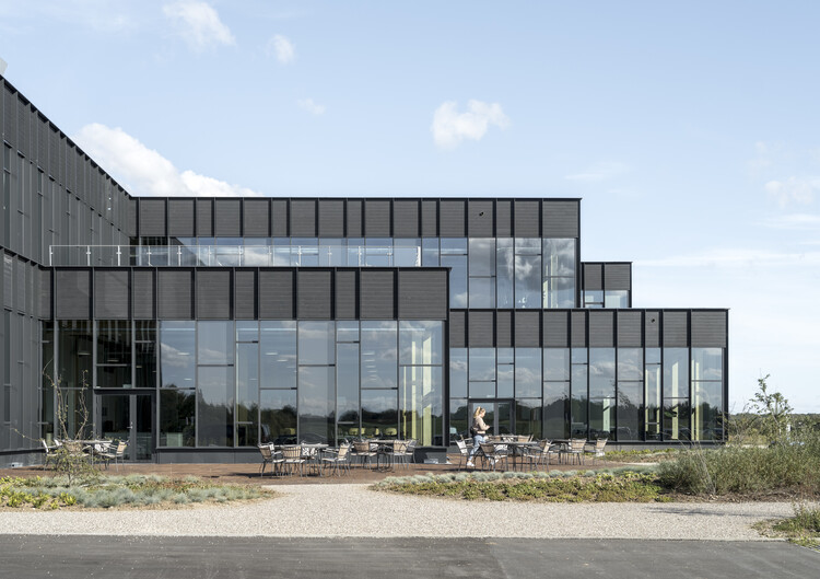 Hub Cobot / 3xn - внешняя фотография