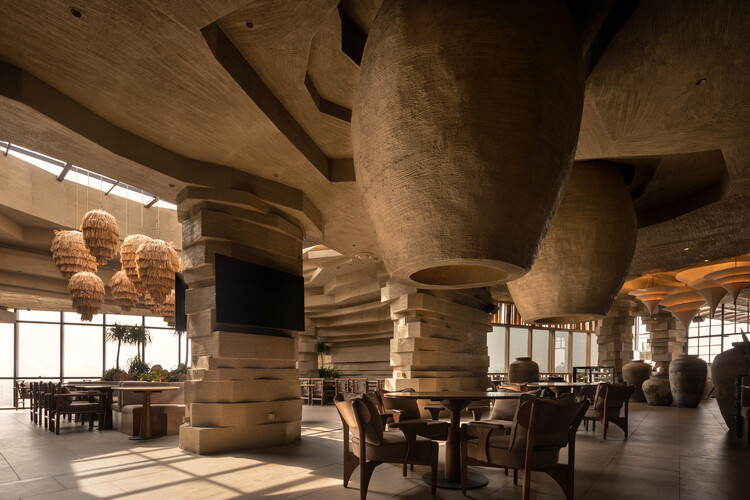 Mocha Pune Cafe / Design Studio - Интерьерная фотография, столовая, стул, колонка