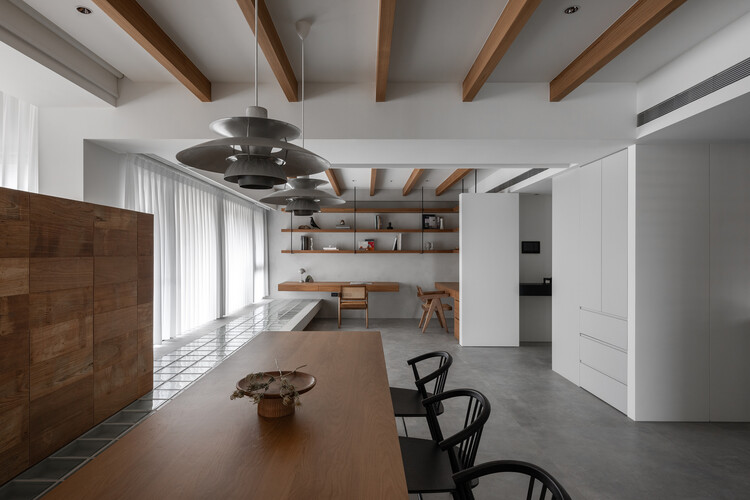 Квартира MOON / KC Design Studio - Интерьерная фотография, кухня, дерево, стол, освещение, столешница, стул