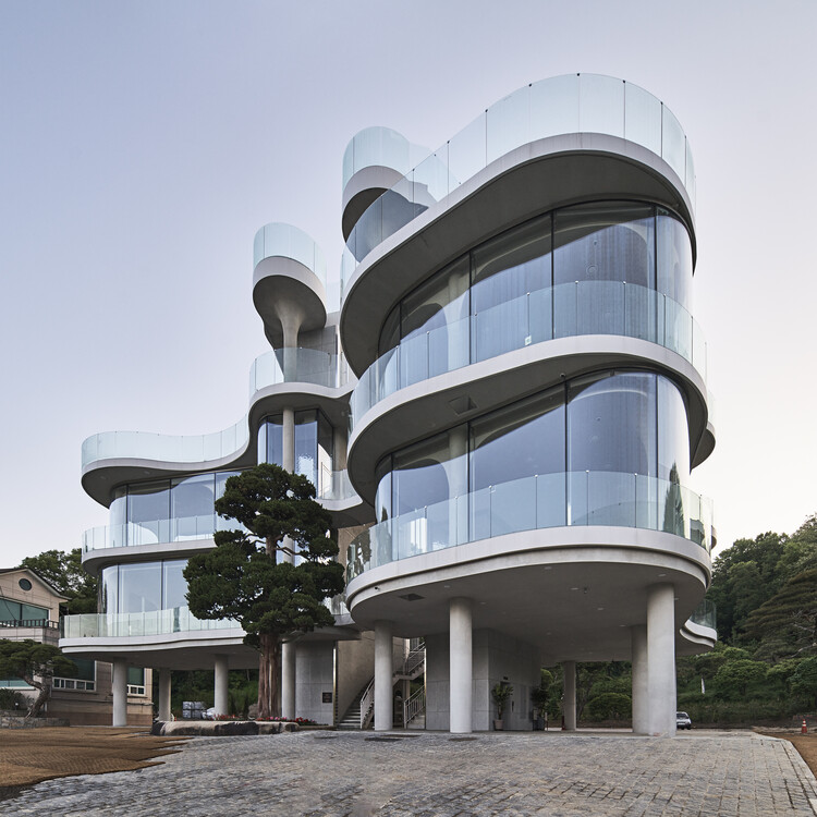 Кафе Rose Mary Cafe / Chiasmus Partners - Внешняя фотография, балкон