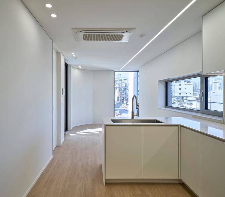 Nabi House / Todot Architects and Partners - Интерьерная фотография, кухня, столешница, стекло, стул