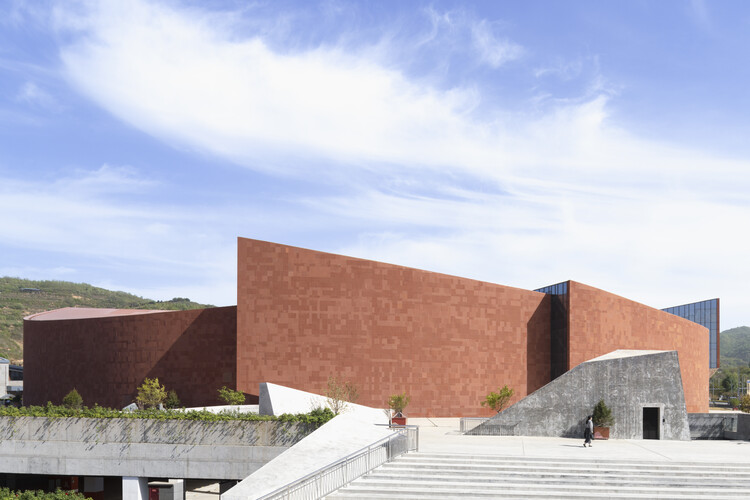 Maiji Mountain Vitor Center / ZXD Architects + Biad - изображение 3 из 38