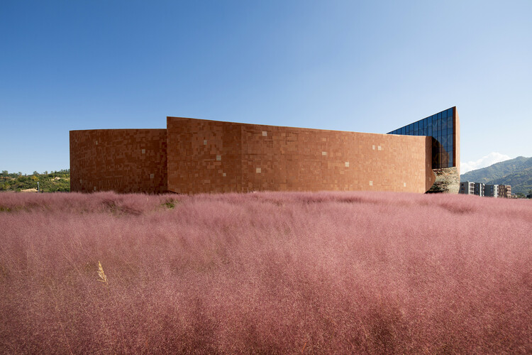 Maiji Mountain Vitor Center / ZXD Architects + Biad - изображение 16 из 38