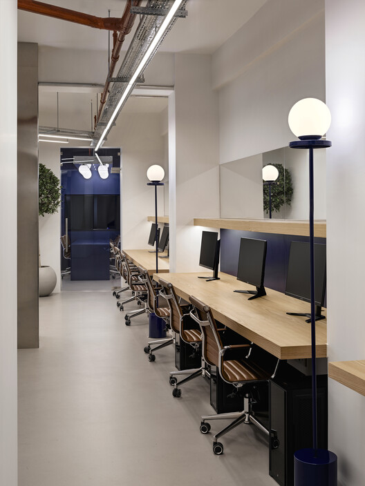 REMY Global Office Interior / Kat73 - Интерьерная фотография, освещение, стул, таблица