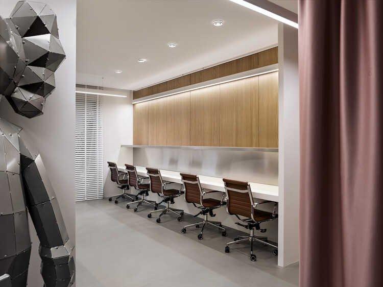 REMY Global Office Interior / Kat73 - Интерьерная фотография, стул, таблица, освещение