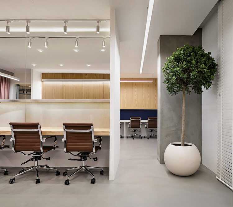 REMY Global Office Interior / Kat73 - Интерьерная фотография, дерево, стул, стол, освещение, стекло