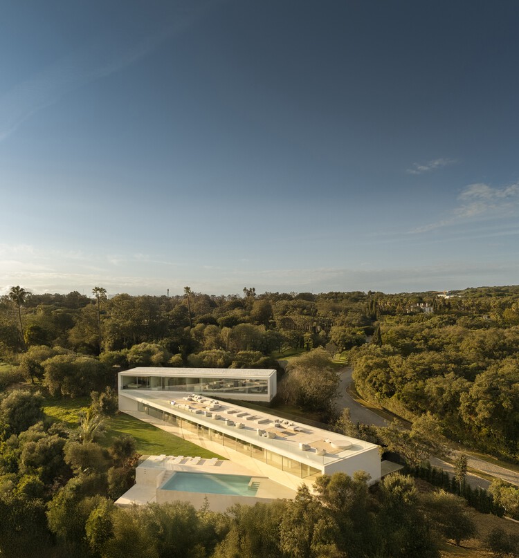 Вилла 95 Sotogrande / Fran Silvestre Arquitectos - изображение 2 из 41