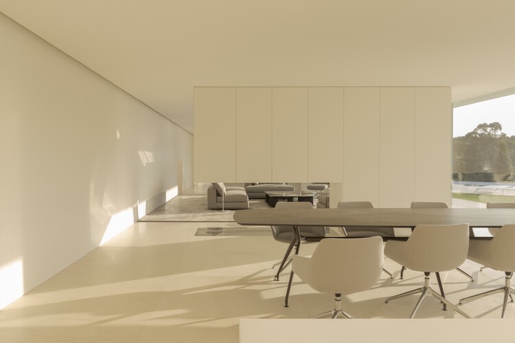Вилла 95 Sotogrande / Fran Silvestre Arquitectos - Интерьерная фотография, стул