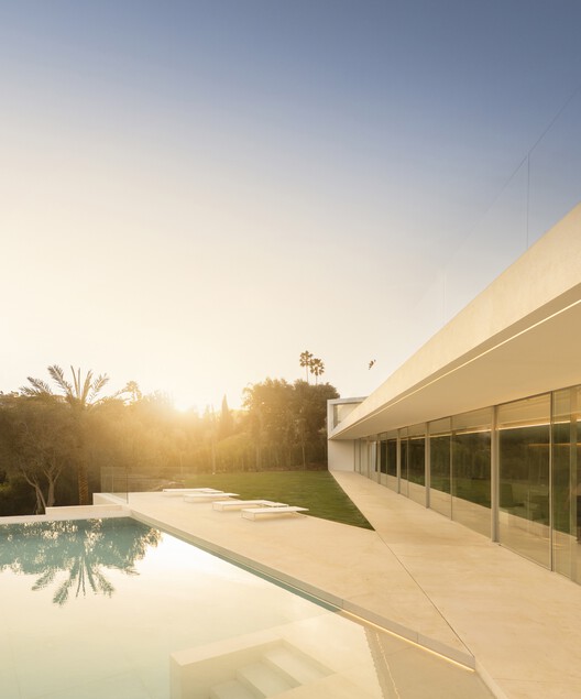 Вилла 95 Sotogrande / Fran Silvestre Arquitectos - изображение 27 из 41